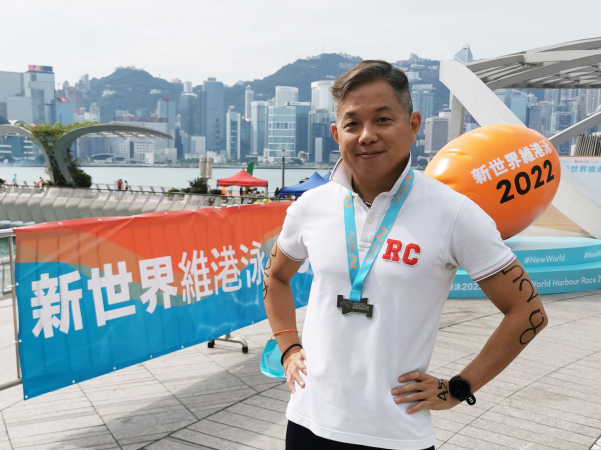 2022-10-26 英伦撑维港泳，香港精神力争上游