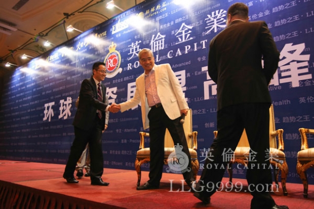 英伦金业司理人与郎咸平握手