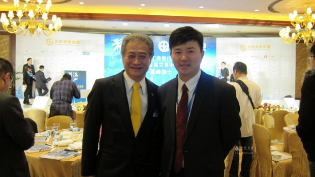 英伦金业营运总裁张玄（右）及香港金银业贸易场理事长张德熙（左）