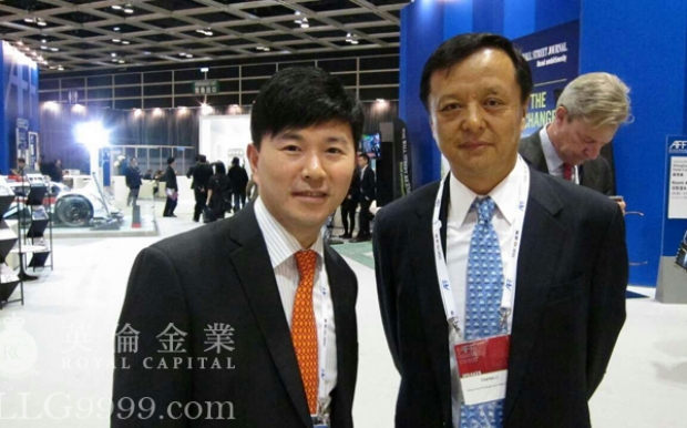 拓展贵金属交易中心的英伦金业，司理人兼营运总裁张玄与李小加就此作了深入交流