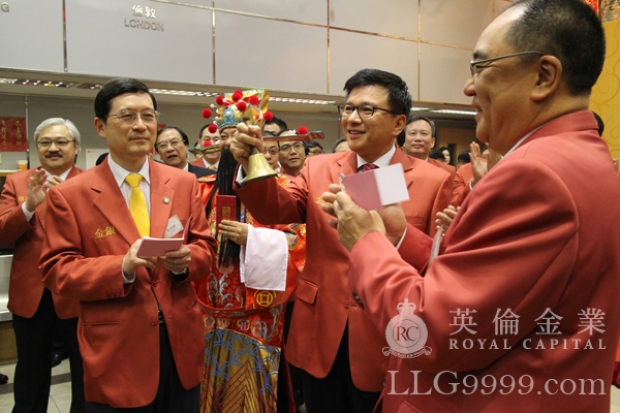 开年首笔黄金交易由贸易场陈尚智理事长及郑锦标副理事长