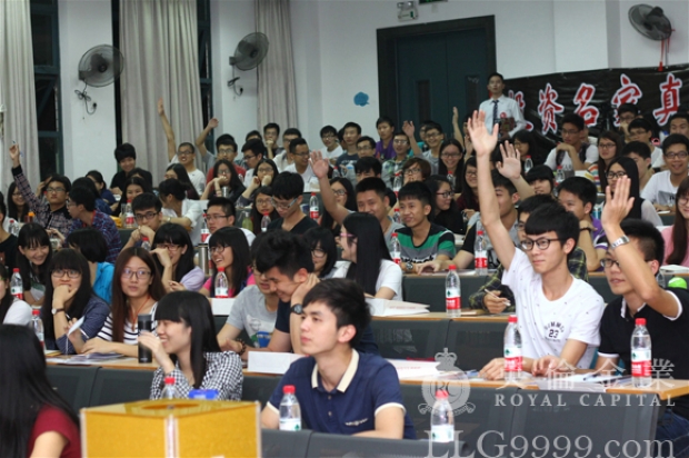 苏子先生与现场同学作互动