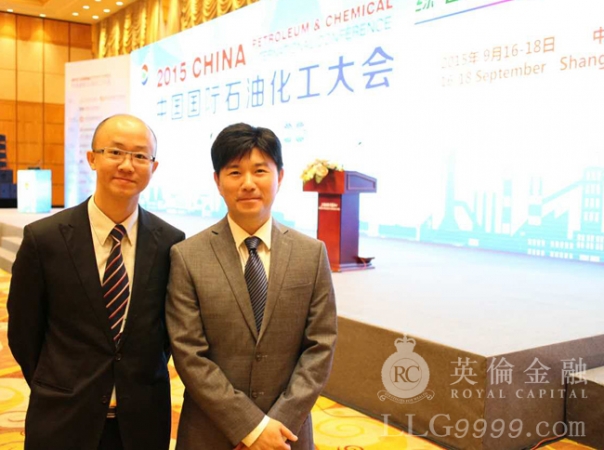 英伦金融营运总裁（右）与冠东石化交易中心首席执行官丘宾先生(左)共论原油交易前景