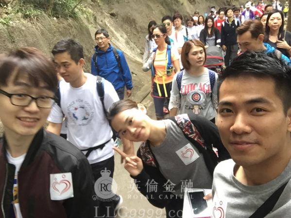 英伦金融在稳步发展业务的同时，也不会忘记回馈社会传播爱心