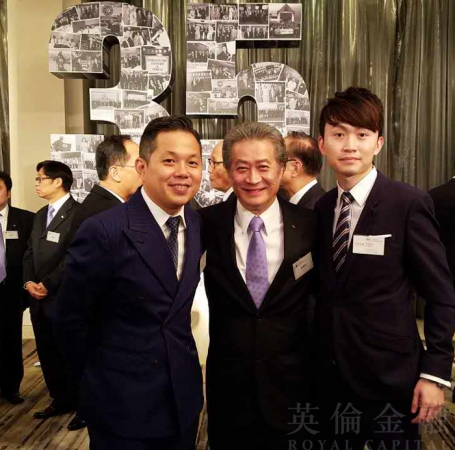 英伦金融市务部主管wayne（左一），同业协会永远会长张德熙先生（中间)