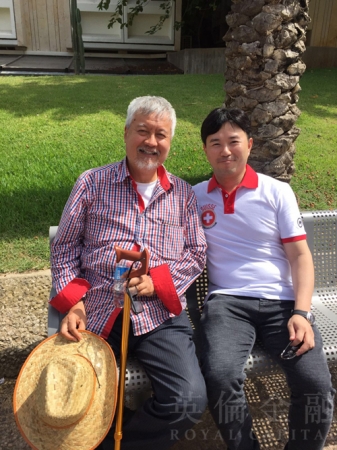英伦金融运营总裁张玄先生（右一）与薛蛮子（左一）共同探讨交流心得