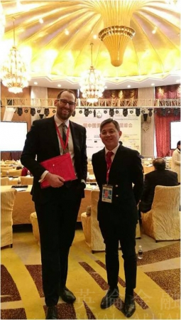英伦金融市务部主管Wayne与世界黄金协会主讲Alistar  Hewitt合照
