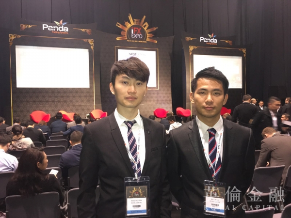 英伦金融分析师潘老师和Simon在国际金汇博览 现场