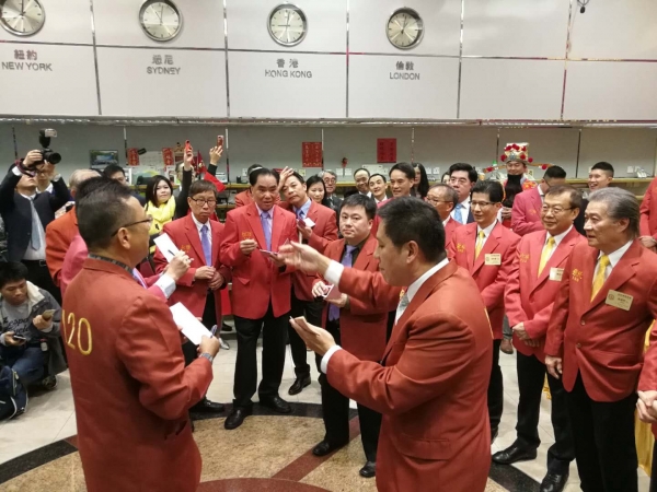 从业员于开市后热烈竞价
