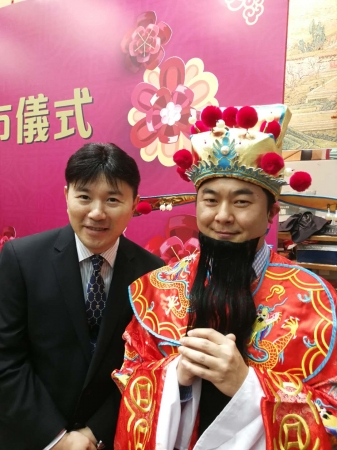 英伦金融总裁与贸易场财神合照