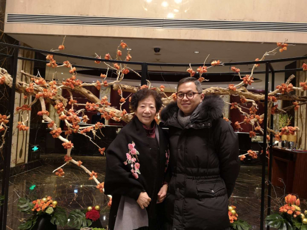 英伦金融研究部主管Wayne与人气股评家 犀利奶奶合影