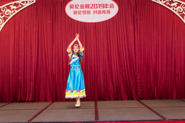 来自云南少数民族的舞蹈表演