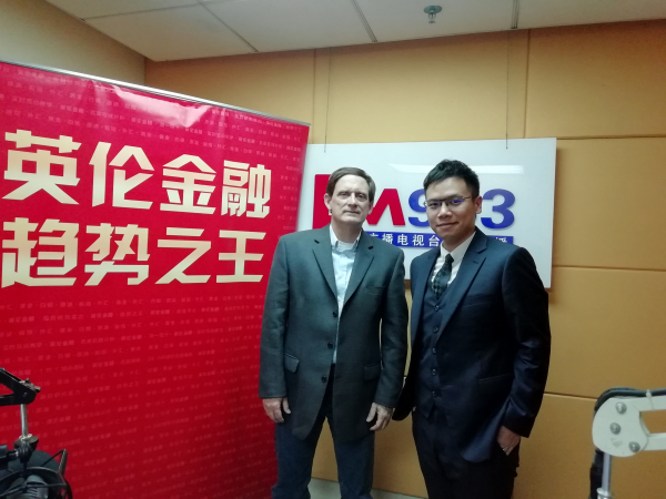 前美联储主席顾问J. Christian （杰夫瑞）与主持人何毅合照