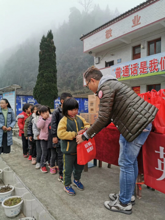 英伦代表将溫暖送给孩子们