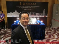 英伦金业司理人邓伟基背后为价值600万美元的白银