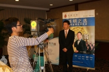 古金先生精彩的演讲受到电视台热访