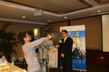 炒黄金技巧精彩的演讲受到电视台热访