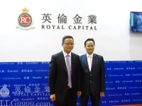 《央视CCTV》首席财经主持洪宇（左），专访准言2013金市崩盘的英伦金业投资总监邓伟基（右）