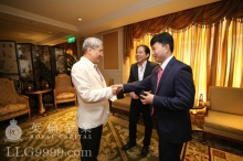 朗咸平与英伦金业握手