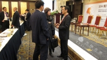 英伦金业司理人邓伟基（joe)得到现在多人上前签名