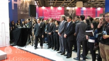 梁振英指出，人民币管制放松未来并不是一个简单的本地或地区性发展趋势