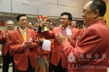 开年首笔黄金交易由贸易场陈尚智理事长及郑锦标副理事长