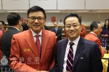 英伦司理人邓伟基（右）与金港财库局局长陈家强（左）