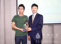英伦金业营运总裁张玄先生为获奖同学颁发奖品