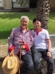 英伦金融运营总裁张玄先生（右一）与薛蛮子（左一）共同探讨交流心得