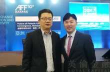 英伦金融营运总裁（右）