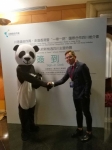 英伦金融与招待物 “熊猫” 握手