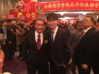营运部主管King與贸易场理事长张德熙先生合照