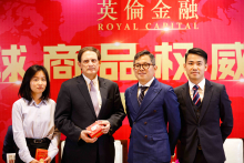 研究部主管WAYNE頒發紀念品予杰夫瑞