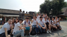 英伦金融于集集火车站前留影