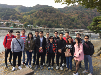 英伦金融于河畔留影