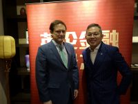 英伦金融主管Wayne与杰夫瑞合照