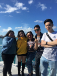 英伦金融于海边欣赏自然风光