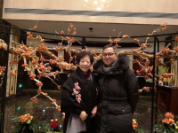 英伦金融研究部主管Wayne与人气股评家 犀利奶奶合影