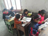 英伦代表为孩子们进行义教