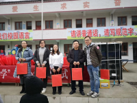 英伦代表与当地老师合照